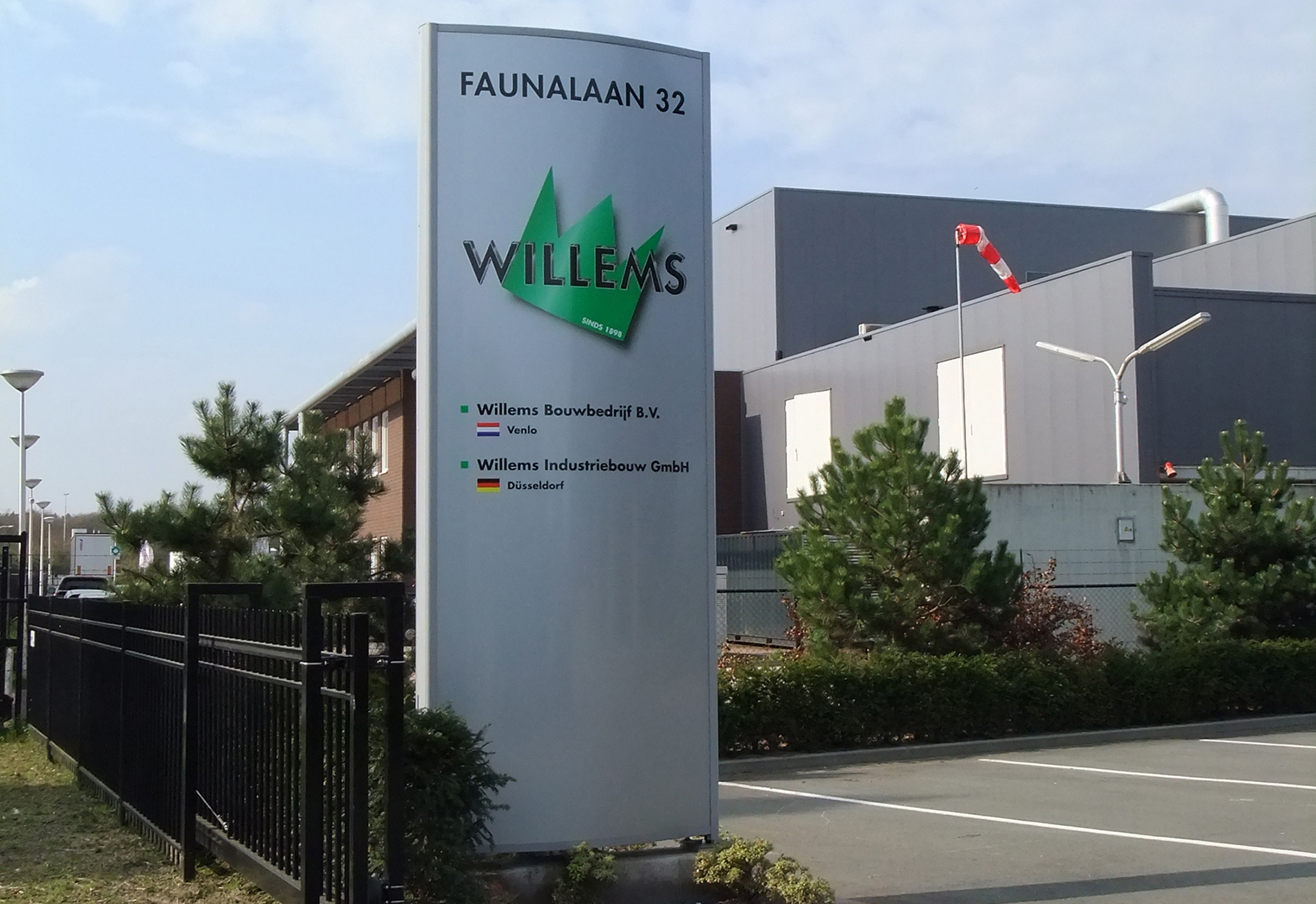Reclamebord en zuil door Arton