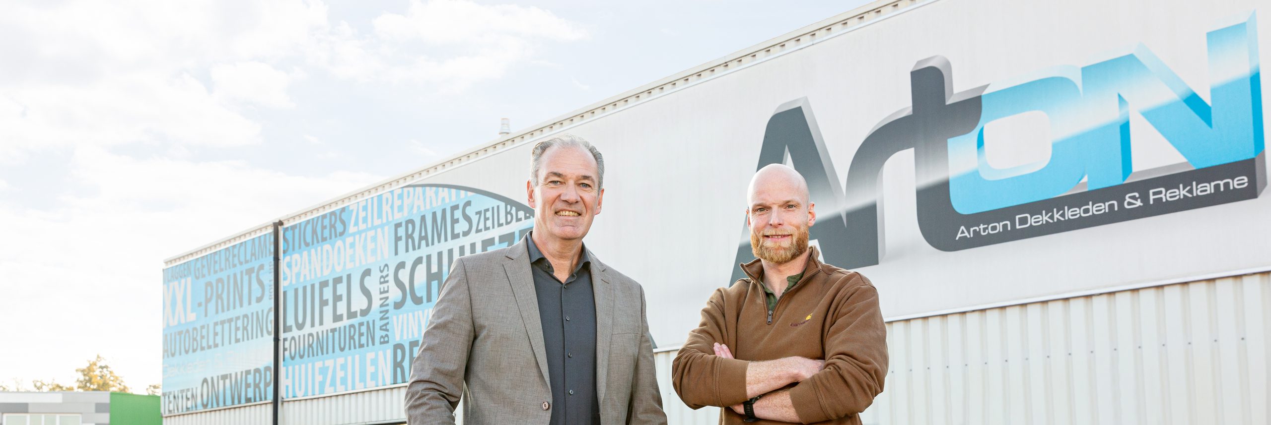 Jules Aerts en Bob Driessen voor het pand van Arton in Venlo
