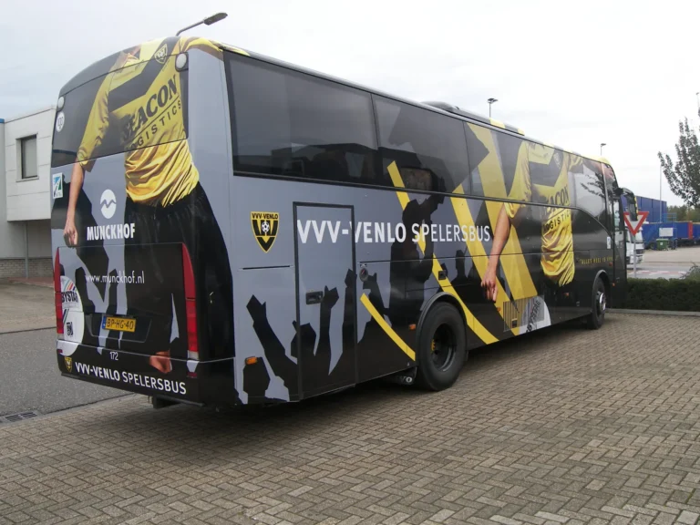 Volledig beletterde touringcar