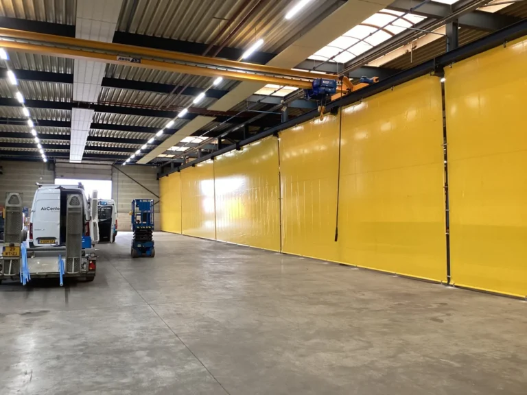 Gele industriële gordijnen in een bedrijfshal